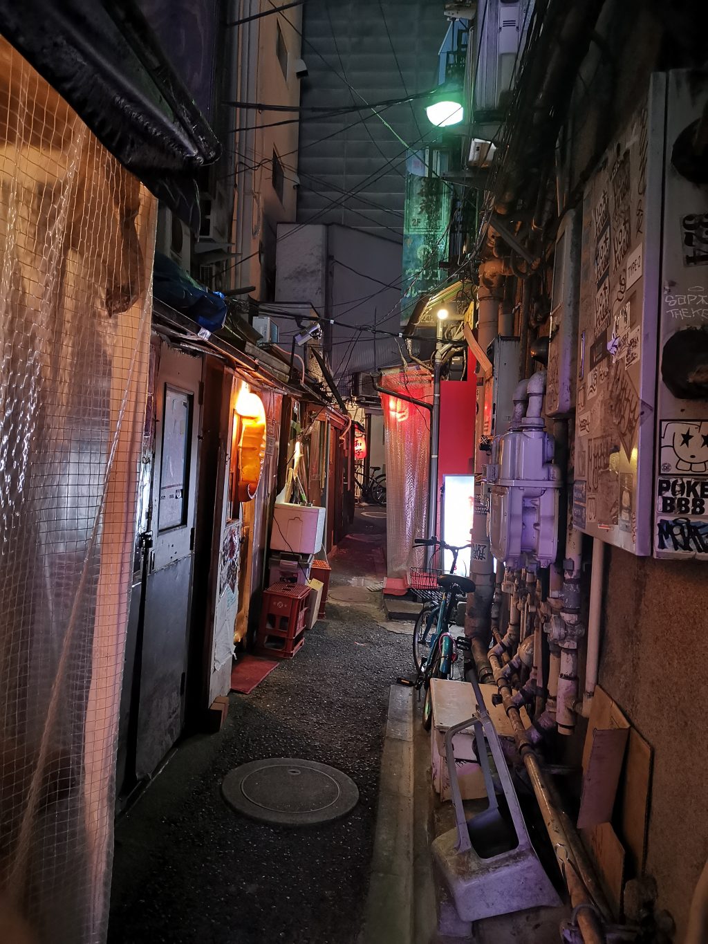 Dingy alley in Omoide no Nukemichi